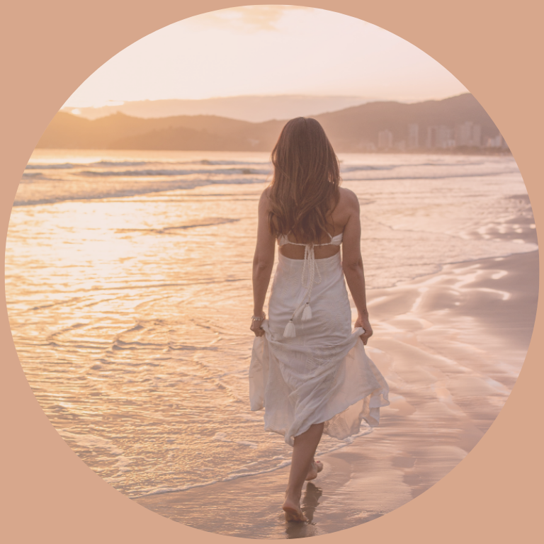 Accompagnement émotionnel et spirituel Femme marchant au bord de l’eau au coucher du soleil, symbole d’accompagnement pour retrouver calme et clarté près de Toulouse et Pamiers.