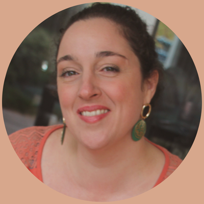 Accompagnement émotionnel et spirituel Femme marchant au bord de l’eau au coucher du soleil, symbole d’accompagnement pour retrouver calme et clarté près de Toulouse et Pamiers.