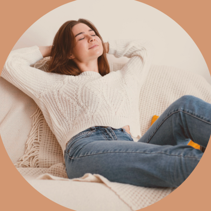 Hypnose – accompagnement personnalisé Femme détendue durant une séance d’hypnose pour le bien-être, proposée entre Villefranche-de-Lauragais et Nailloux.