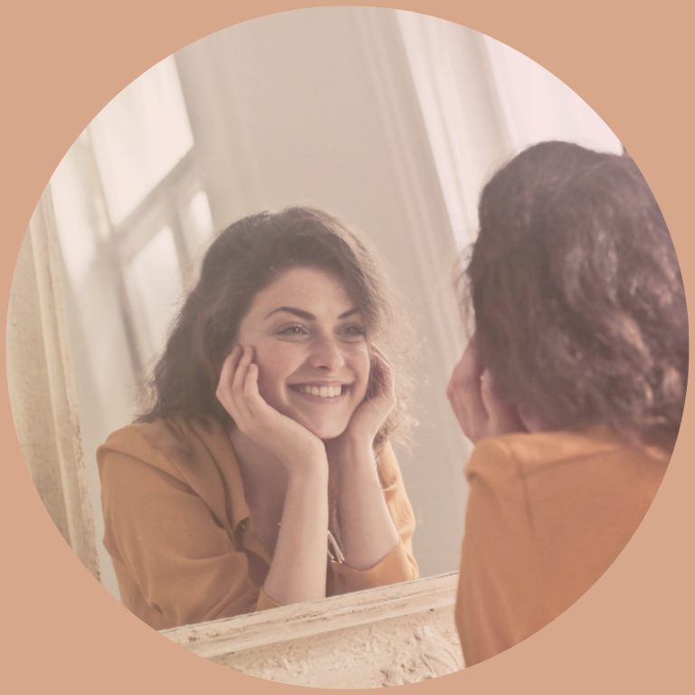 Accompagnement émotionnel et spirituel Femme marchant au bord de l’eau au coucher du soleil, symbole d’accompagnement pour retrouver calme et clarté près de Toulouse et Pamiers.