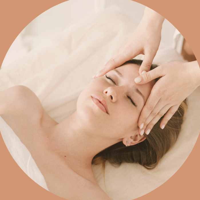 Guidance intuitive – soutien et clarté Mains qui se tiennent, symbolisant un accompagnement en guidance bienveillante, proposé entre Villefranche-de-Lauragais et Nailloux