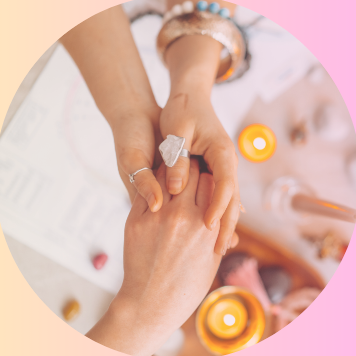 Témoignage – clarté et guidance Mains posées sur le cœur, illustrant clarté, guidance et bien-être émotionnel.