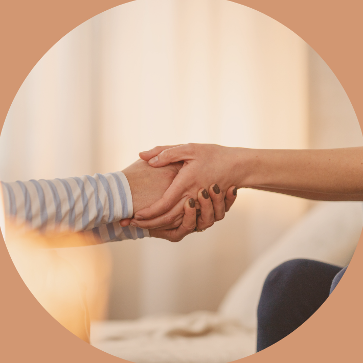 Soin énergétique – rééquilibrage Mains posées avec douceur pour un soin énergétique apaisant, disponible près de Toulouse et Castelnaudary.