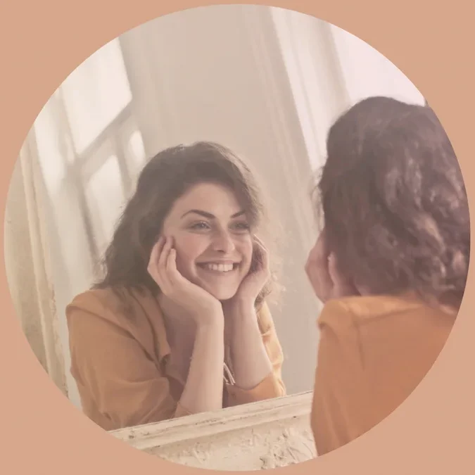 Reconnexion à soi et confiance intérieure Femme se regardant avec douceur dans un miroir, symbole de reconnexion à soi