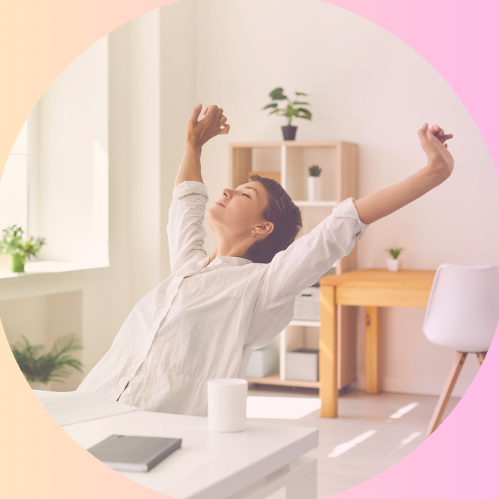 Témoignage – transformation profonde Femme au bureau, yeux fermés et visage serein, représentant relaxation et transformation intérieure.