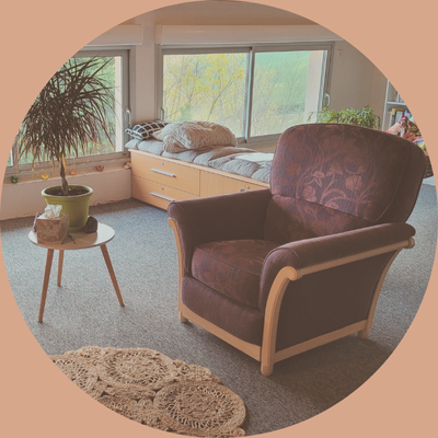 Accompagnement émotionnel et spirituel Femme marchant au bord de l’eau au coucher du soleil, symbole d’accompagnement pour retrouver calme et clarté près de Toulouse et Pamiers.