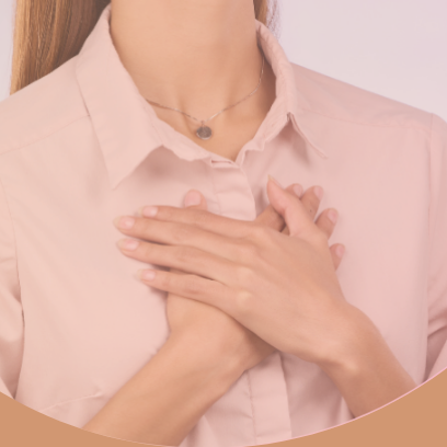 Témoignage – douceur et bienveillance Mains de thérapeute tenant celles d’une consultante, illustrant soutien et accompagnement bienveillant.